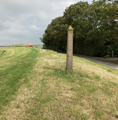 Photo of a dike post on the Assendelver Zeedijk